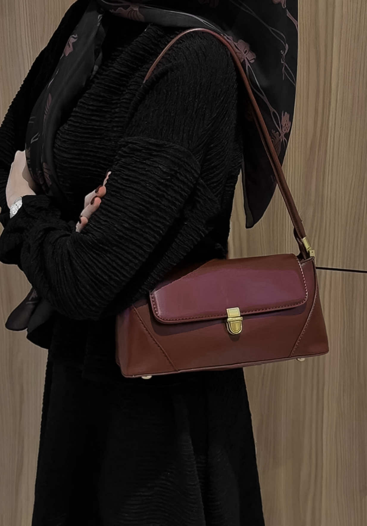 simple and chic handbag. lurveee~🫶🏻                                               #handbag #handbagwanita #handbagviral #shoulderbag #handbagtiktok 