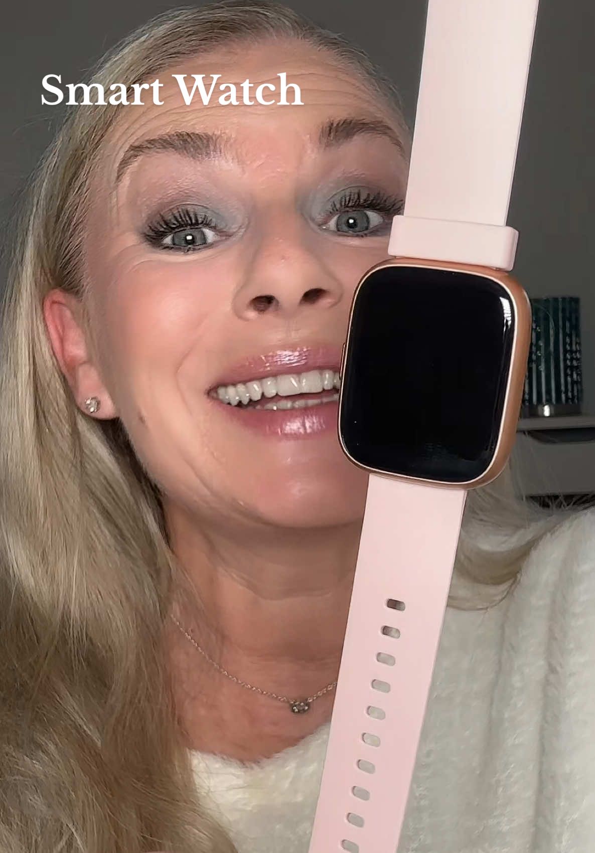 #smartwatch that’s takes and makes calls for under £25 #smartwatches #fitnesswatch #christmasgifts #TikTokMadeMeBuyIt 