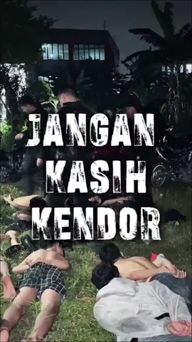 Polresta Bogor Kota Amankan 9 Remaja Aliansi “Bogor Allstar” yang Hendak Tawuran Raimas Polresta Bogor Kota bersama personel Brimob berhasil menggagalkan aksi tawuran yang akan dilakukan oleh sembilan remaja tergabung dalam aliansi “Bogor Allstar” di Jalan Rulita, Kelurahan Harjasari, Kecamatan Bogor Selatan, pada Sabtu (18/10/2025) dini hari.  Dalam pengamanan tersebut, petugas turut menyita satu bilah senjata tajam jenis cerulit yang diduga akan digunakan dalam aksi tawuran. Seluruh remaja kemudian diamankan ke Mapolsek Bogor Selatan untuk dilakukan pendataan dan pemeriksaan lebih lanjut. Kapolresta Bogor Kota Polda Jabar Kombes Pol Eko Prasetyo S.H., M.H., mengapresiasi kesigapan anggotanya yang berhasil mencegah terjadinya aksi tawuran di wilayah hukum Polresta Bogor Kota. “Langkah cepat dan tanggap petugas di lapangan mampu menggagalkan aksi yang berpotensi menimbulkan korban jiwa maupun kerugian materi. Kami akan terus meningkatkan patroli dan penindakan terhadap kelompok remaja yang terindikasi akan melakukan aksi serupa,” ungkap Kapolresta. Polresta Bogor Kota juga mengimbau kepada para orang tua agar lebih memperhatikan aktivitas anak-anaknya, terutama saat malam hari. Pengawasan dan komunikasi yang baik diharapkan dapat mencegah para remaja terlibat dalam kegiatan yang melanggar hukum dan mengganggu keamanan serta ketertiban masyarakat.