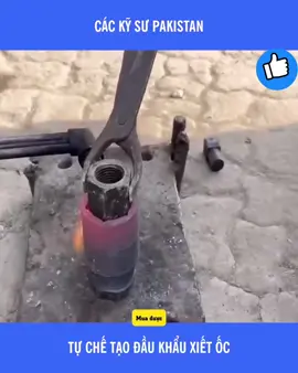 Khi không thể mua được đầu khẩu (socket) chuyên dụng, thợ cơ khí Pakistan đã TỰ TẠO ra nó 🤯! Xem quá trình chế tác đầy ấn tượng: từ việc tiện một thanh thép bỏ đi trên máy tiện, đánh dấu hình lục giác thủ công, khoan lỗ tâm chính xác, cho đến việc tôi luyện bằng lửa và dùng búa đập để tạo hình đầu vuông, và cuối cùng là gia công chính xác các khía cạnh. Đây là minh chứng cho tinh thần sáng tạo và tay nghề thủ công điêu luyện khi nguồn lực hạn chế! #CơKhí #ThủCông #TayNghềLàngNghề #Pakistan #DIYTool