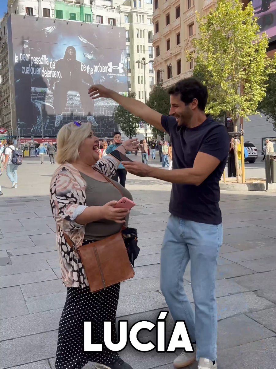 Se oye una canción... No sigue la canción de La bella y la bestia pero canta Lucia de Joan Manuel Serrat. #lucia #serrat #cantandoporlacalle #queopinanporlacalle 