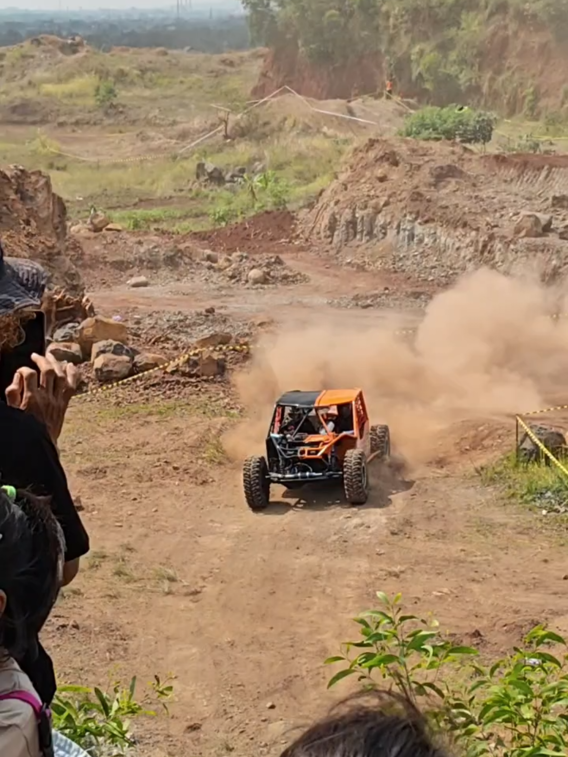 Indonesia Off-road Federation (IOF) selenggarakan Final Round National Championship Racing Adventure R4 Competition 2025 di Sirkuit Gunung Pinang, Desa Sukadalem, Kecamatan Waringinkurung, Kabupaten Serang, Sabtu 18 Oktober 2025. Kegiatan ini sekaligus memperingati HUT ke-80 TNI dan HUT ke-25 Provinsi Banten. Antusiasme penonton mulai dari muda-mudi hingga orang tua pun sangat tinggi untuk menyaksikan event nasional yang diselenggarakan 3 hari ini. Untuk menyaksikannya, warga tidak perlu mengeluarkan biaya alias gratis. Sebagai informasi, Final akan diselenggarakan pada Minggu 19 Oktober 2025 mulai pukul 08.00- 15.00 WIB. #IOF #offroad #eventnasional #kabserang #Championship 