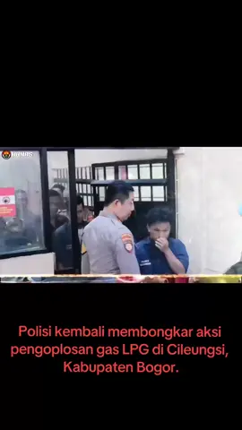 Polisi kembali menggerebek lokasi pengoplosan gas LPG subsidi di wilayah Cileungsi, Kabupaten Bogor, Jawa Barat. Dalam penggerebekan tiga orang pelaku berhasil ditangkap di lokasi kejadian. Kapolsek Cileungsi, Kompol Edison, mengungkapkan bahwa praktik ilegal tersebut dilakukan dengan cara memindahkan isi gas dari tabung LPG subsidi 3 kilogram (kg) ke tabung nonsubsidi berukuran 12 kg. “Alhamdulillah kemarin pada pukul 11.00 WIB kami mendapati lokasi pengoplosan gas di daerah Kampung Cibeureum, Cileungsi Kidul. Tempat ini bukan pertama kali kami gerebek, ini sudah yang kedua kalinya,” ujar Kompol Edison kepada wartawan. (17/10/25) sumber: Polsek Cileungsi  #polsekcileungsi #polisi #cibinongtv #bogor #kabupatenbogor 