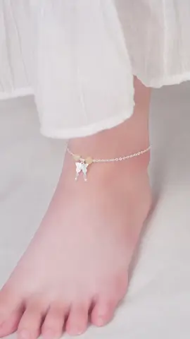 LC0143 đính đá thạch anh tóc vàng tỏa ánh sáng dịu dàng mang lại năng lượng tích cực cho nàng mệnh Hỏa, Kim và Thổ. Rinh ngay 1 em để giữ vững phong thủy tốt đẹp ✨ #daychuyenbactlee #lactaybactlee #khuyentaibactlee #trangsuc #tleejewelry 