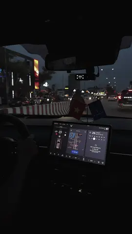 Cho bao lo toan nằm xuống khi anh đưa vào trong…  Để cho cánh tay anh ôm em vào lòng …  #laixe #chill #nhacbuon #tamtrang #xuhuong 