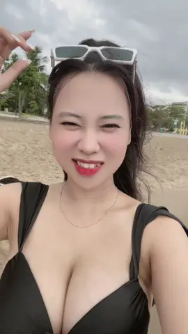 Đi biển mà mưa quá mấy ní ơi 