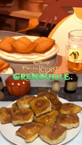✨ LES RECETTES DE FILMS & SÉRIES✨ Première recette : les beignets de la princesse Tiana ! 🐸 👑 Recette :  Ingrédients : 130ml de lait entier tiède 11g de levure boulangère fraîche ou 6g sèche  1 œufs 40g de sucre Eau de fleur d’oranger  260g de farine 40g de beurre 1 pincée de sel Déroulé : Dans le bol du robot, mettre la farine avec le sucre d’un côté et le sel de l’autre . Dans un autre bol, mélangé le lait tiède avec la levure puis verser ce mélange dans le bol du robot. Ajouter l’œuf ainsi que l’eau de fleur d’oranger et le beurre coupé en morceaux. Pétrir pendant 15 minutes à vitesse moyenne, puis laisser reposer la pâte pendant 1h30 dans un endroit tiède. Dégazer ensuite la pâte, l’étaler et la découper en carré.  Faire cuire les beignets dans un peu d’huile chaude et c’est prêt. Ps : ils étaient EXCELLENT 🥹❤️🥵 #beignets #beignet #disney #laprincesseetlagrenouille #food     