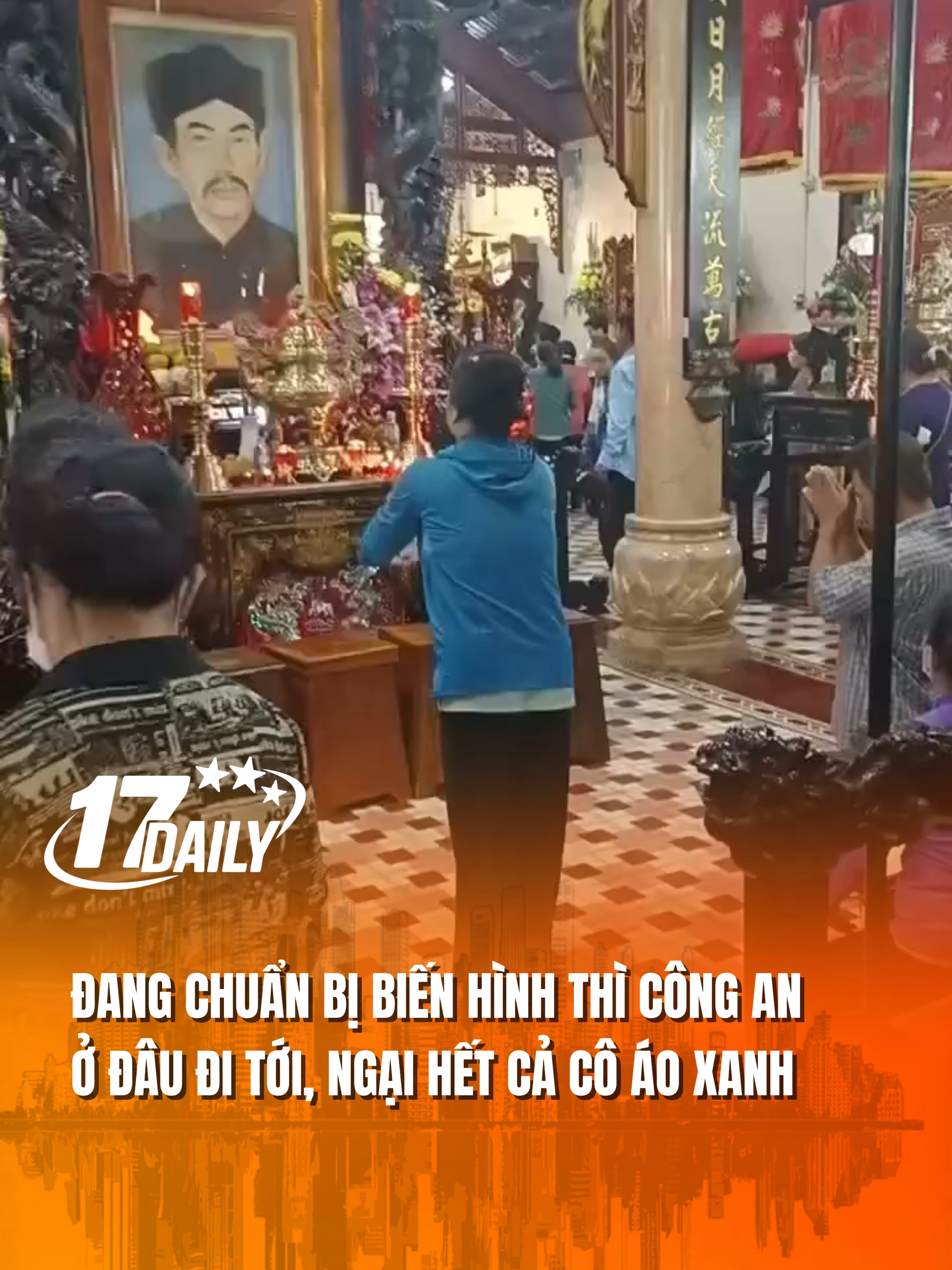 Đang chuẩn bị biến hình thì công an ở đâu đi tới, ngại hết cả cô áo xanh.#17daily #17network #đichuacaubinhan #tamlinh #funnyvideos