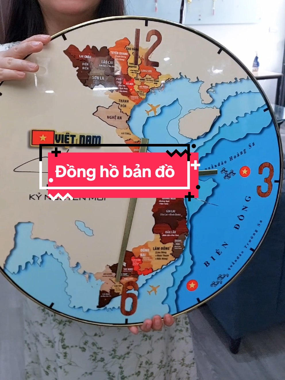 Một chiếc đồng hồ cũng có thể thể hiện niềm tự hào dân tộc. #giadungnhannha #giadungtienich #decor #quatangynghia #donghobandovietnam 
