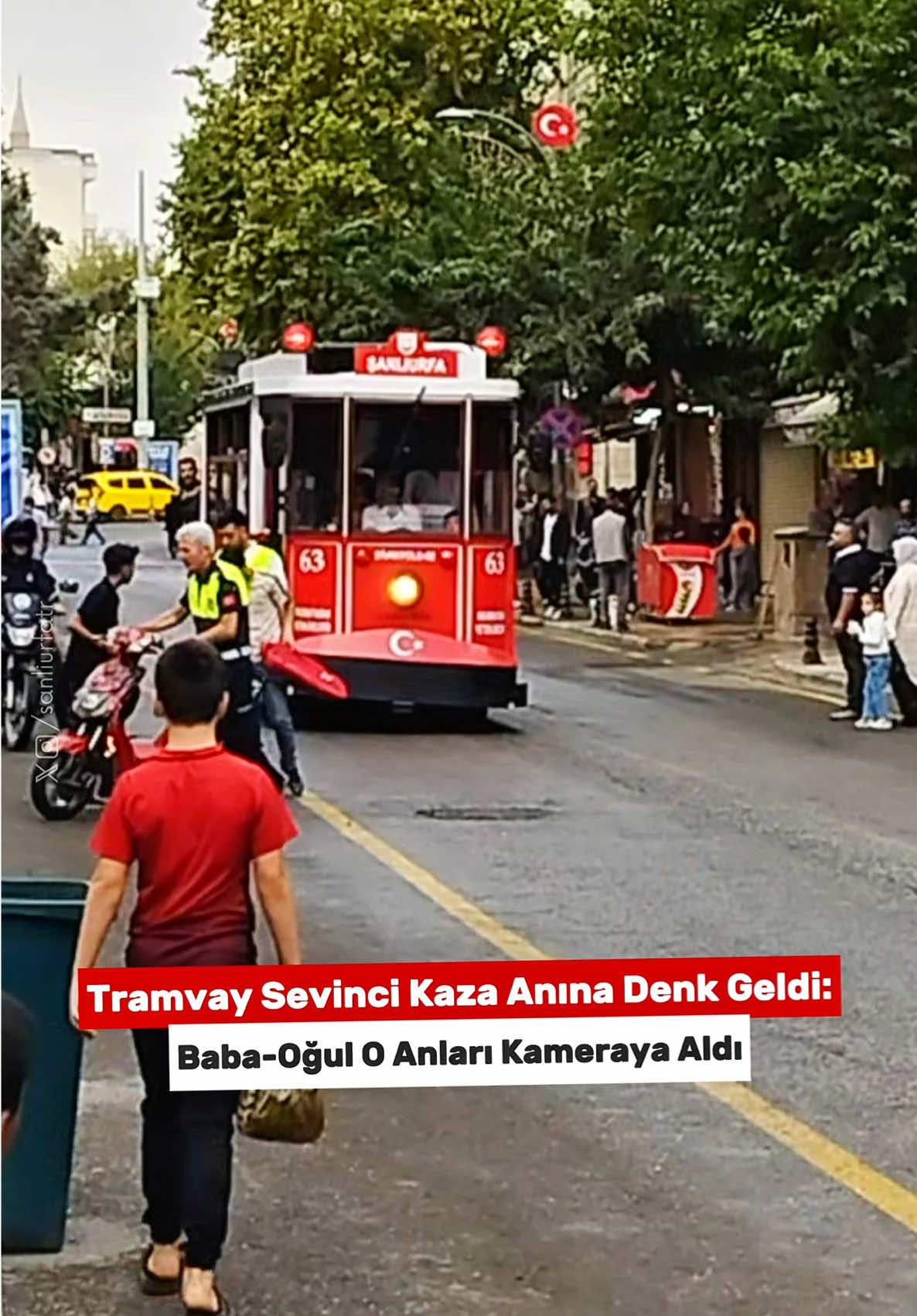 Tramvay Sevinci Kaza Anına Denk Geldi: Baba-Oğul O Anları Kameraya Aldı