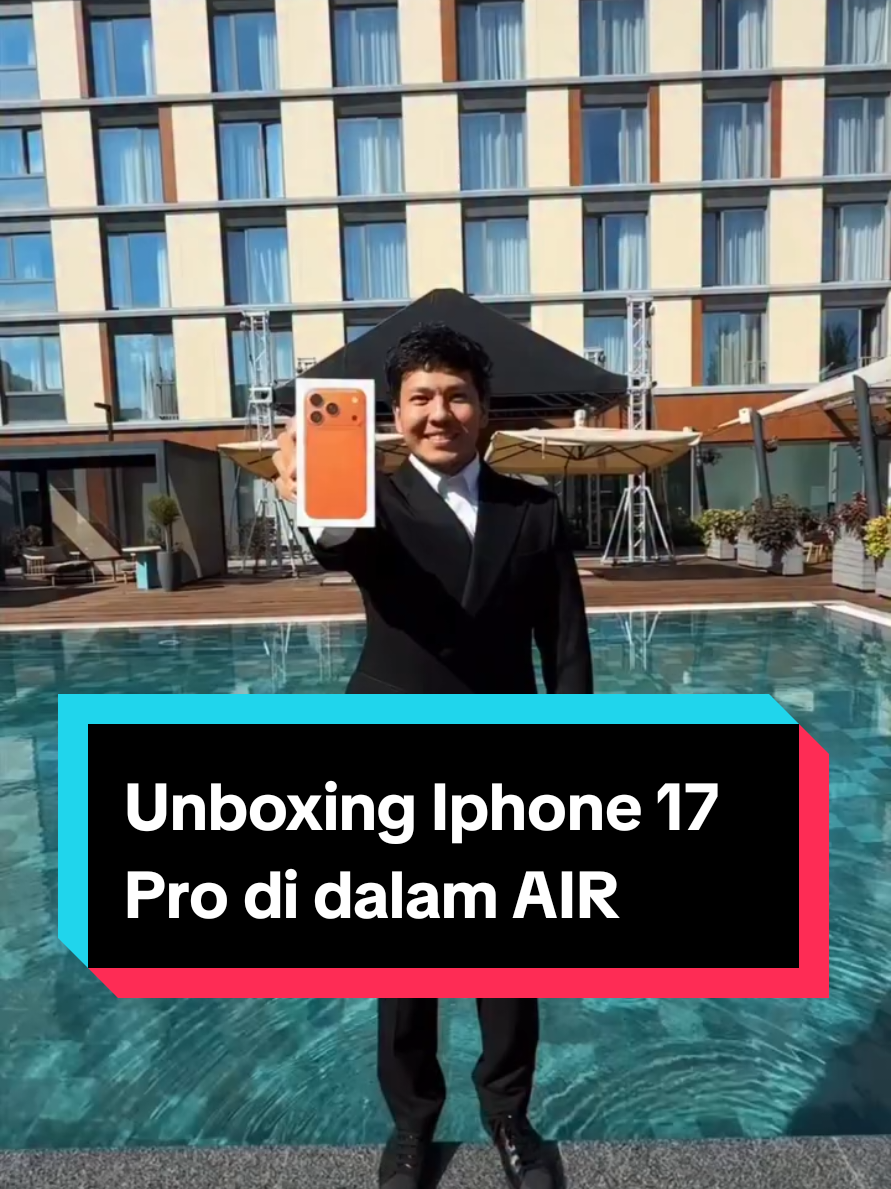 Pria ini Unboxing Apple Iphone 17 Pro di dalam Air. #iphone17pro #unboxing #video #fyp #viral 
