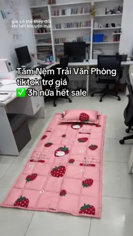 Tấm Nệm Trải Văn Phòng Gấp Gọn là giải pháp lý tưởng cho giấc ngủ trưa, giúp bạn nạp lại năng lượng để làm việc hiệu quả hơn. Nệm có độ êm ái vừa phải, trọng lượng nhẹ, dễ dàng gấp lại và cất giữ mà không tốn nhiều diện tích, rất tiện lợi cho không gian làm việc. #nemvanphong #ngutrua #vanphong #tienich #suckhoe  @Gia dụng trong nhà  @Gia dụng trong nhà  @Gia dụng trong nhà 