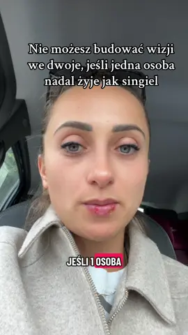 Nie możesz być w związku i żyć jak singiel. Bo „my” nie działa, gdy w środku każdego zdania nadal jest tylko „ja”. 💭 #związki #relacje #psychologia #miłość #dojrzałość You can’t build “we” if every sentence still starts with “I.” 💭  @KEffect.pl | gry dla par  @KEffect.pl | gry dla par 