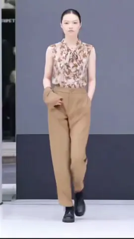 ✨Ganda at ginhawa sa isang blouse!✨ Ito ang women’s sleeveless chiffon blouse — magaan, preskong isuot, at perfect para sa kahit anong okasyon! Simple pero classy, siguradong mapapansin ka!  #OOTD #ChiffonBlouse #FashionStyle