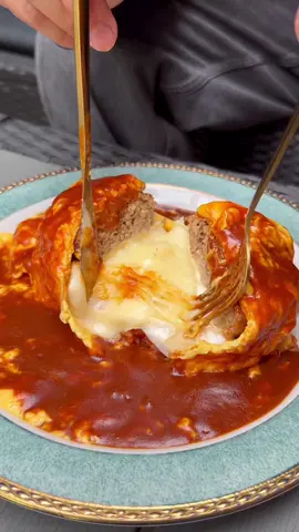 【東京・青山】カマンベールチーズが丸ごと入った贅沢ハンバーグオムライス 【店名(Store Name)】 Sweet Check 【場所(Address)】 東京都港区南青山3-18-5 さくらアパートメント 1F 1F, Sakura Apartment, 3-18-5 Minami-Aoyama, Minato-ku, Tokyo 【メニュー(Menu)】 カマンベールハンバーグオムライス　3,480円 Camembert Hamburg Omurice ¥3,480 【感想 (Food Report)】 贅沢にカマンベールチーズを丸ごと使用したハンバーグオムライスをご紹介！✨ ふんわり半熟のオムレツの中には、とろ〜りカマンベールとジューシーなハンバーグが丸ごと入ってる贅沢な1品！ 一口食べれば、チーズの濃厚さとお肉の旨みが口いっぱいに広がり、特製デミグラスソースがその美味しさをさらに引き立てます🤤 オムライス日本一に輝いた「オムプロ」さんが監修されてるとのことで、美味しさは間違いなしです！☺️ ぜひ行ってみてください！ Introducing a truly luxurious dish — the Hamburg Steak Omelet Rice made with an entire Camembert cheese! Inside the fluffy, soft-cooked omelet lies a juicy hamburger steak and a whole wheel of melted Camembert cheese — pure indulgence! With just one bite, the rich flavor of the cheese and the savory goodness of the meat fill your mouth, perfectly complemented by the special demi-glace sauce 🤤 Supervised by OmuPro, the champion of Japan’s best omelet rice competition, this dish is guaranteed to be amazing! Definitely worth a visit! 😋 #東京グルメ #東京ランチ #オムライス #日本美食 #japanesefood 