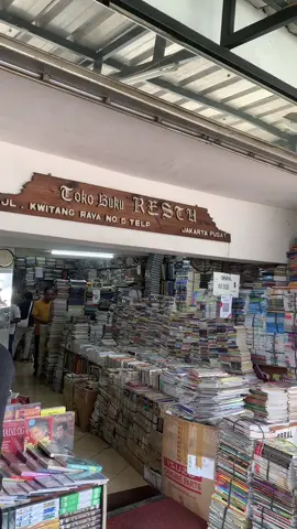 📍Pasar Buku Kwitang  Suka sekali ke sini, bapaknya ramah dan dibantu cari buku yang kita mau. #fyp #kwitang 