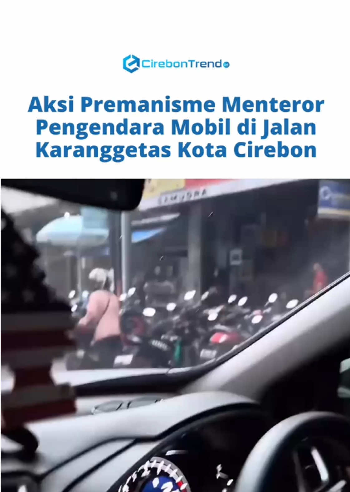 Aksi Premanisme di Jalan Karanggetas Cirebon Viral, Korban Dikejar dan Diteror di Depan Umum CIREBON – Sebuah video yang menampilkan aksi kekerasan di jalan raya kembali menyita perhatian publik. Aksi premanisme yang terjadi di Jalan Karanggetas, Kota Cirebon, pada Jumat (17/10) sore sekitar pukul 17.00 WIB, viral di berbagai platform media sosial. Dalam video berdurasi beberapa menit itu, tampak sejumlah orang menghentikan sebuah mobil dan memukul bagian bodinya. Salah satu di antara mereka bahkan terlihat menendang spion mobil. Aksi itu terjadi di tengah lalu lintas yang cukup padat, membuat warga sekitar ikut menyaksikan kejadian tersebut. Berdasarkan keterangan korban dalam rekaman suara yang diterima redaksi, insiden bermula dari arah lampu merah BAT menuju Jalan Yos Sudarso. Seorang pengendara motor berboncengan dengan seorang perempuan nekat menerobos lampu merah. Saat diklakson oleh pengemudi mobil lain, pelaku justru merespons dengan mengacungkan jari tengah. “Saya cuma menegur, tapi malah diludahi mobil saya,” ujar korban dalam keterangan suaranya. Korban yang mengira peristiwa itu selesai, justru dikejutkan oleh pengejaran beberapa orang tak dikenal di kawasan Kali Sukalila. Mobilnya kemudian dicegat dan dikerumuni hingga depan Toserba Asia. Istri korban yang berada di dalam mobil sempat merekam detik-detik mencekam tersebut sambil meminta tolong kepada warga sekitar. Salah seorang warga akhirnya membantu korban masuk ke area parkir untuk menghindari keributan lebih lanjut. “Anak dan istri saya ketakutan, saya sangat kesal dengan perlakuan mereka,” ungkap korban. Korban mengaku telah melaporkan kasus ini ke pihak kepolisian. Namun, laporan belum mendapat tindak lanjut karena alasan kekurangan bukti. Warga berharap aparat kepolisian segera menindak tegas para pelaku agar peristiwa serupa tidak terulang. Video tersebut kini terus beredar luas di media sosial dan menuai beragam reaksi dari netizen yang mengecam keras tindakan para pelaku. #cirebontrend #cirebontrendid #aksipremanisme #kotacirebon