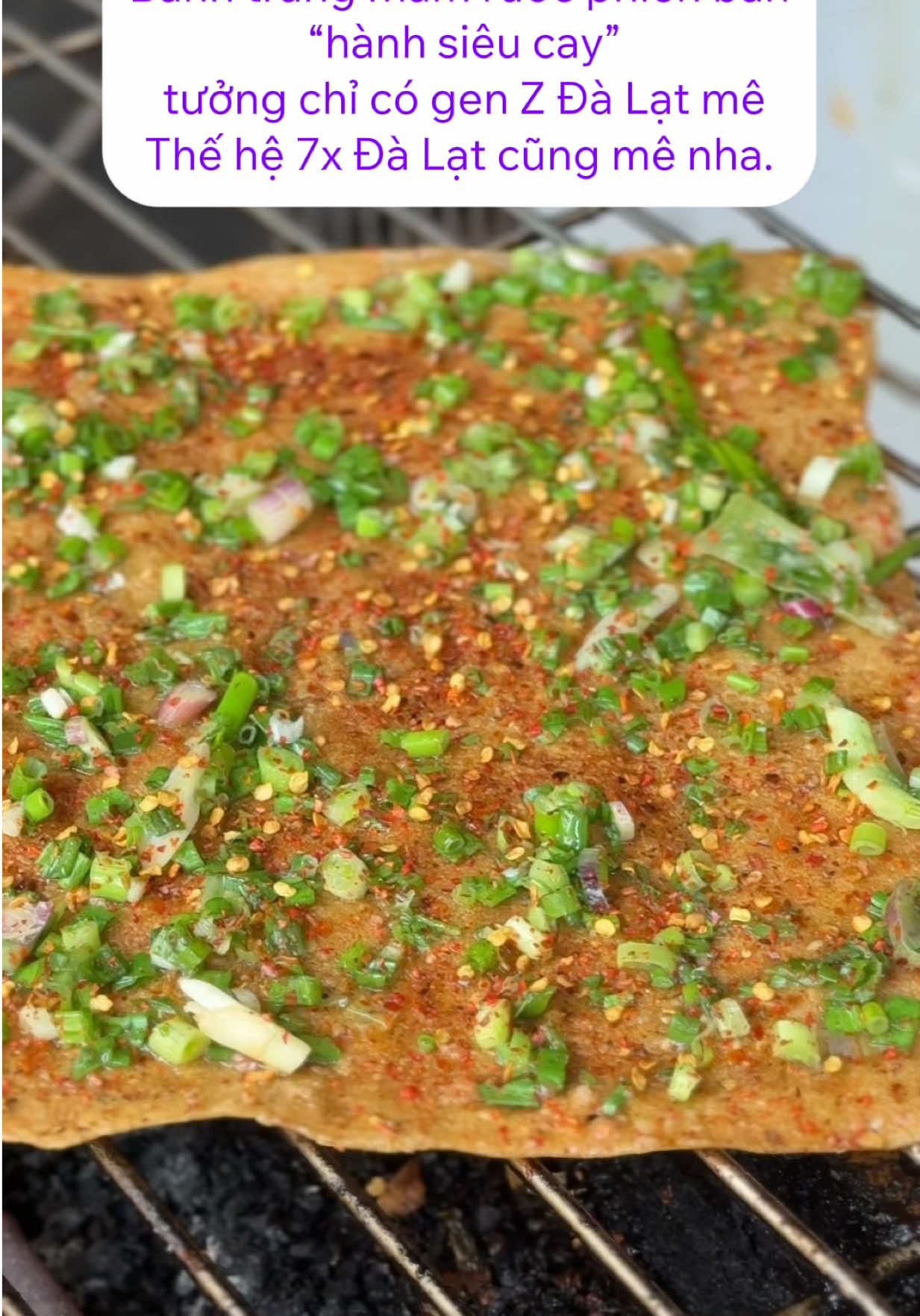 Bánh tráng mắm ruốc phiên bản “hành siêu cay” tưởng Chỉ có Gen Z mê, thế hệ 7x cũng mê lắm nha. #banhtrangmamruocsieucayhatot #xuhuongtiktok2025😘 #viralvideo #dalatangi #dalatreview 