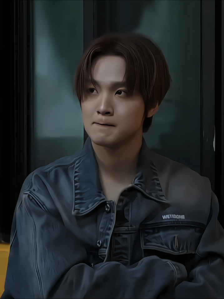 PART 11 Beberapa hari terakhir, kamu jadi semakin aneh di mata Haechan. Kamu benar-benar gak tahan dengan kehadirannya terlalu dekat.  Setiap kali dia mencoba memeluk atau mencium, kamu langsung mendorongnya, bahkan sampai marah tanpa alasan jelas.  “Apa kau benar-benar benci aku sekarang?” suara Haechan terdengar parau malam itu, setelah kamu menepis tangannya lagi.  Dia menatapmu lama, seperti pria yang baru saja kehilangan pijakan.  Kamu mengalihkan pandangan. “Aku… aku gak tau. Aku cuma… gak suka aja.”  Tatapan Haechan semakin dalam, dan meskipun dia tersenyum tipis, jelas terlihat kalau hatinya terguncang.  Tapi dia gak marah, sama sekali gak marah. Justru dia lebih protektif.  “Besok kita cek ke dokter lagi. Aku gak mau ambil resiko, Shea.” ---  Keesokan harinya, kalian duduk di ruangan dokter.  Kamu masih diam seribu bahasa, sementara Haechan duduk di sampingmu, menggenggam tanganmu erat walaupun kamu mencoba menariknya.  Dokter tersenyum setelah membaca hasil cek.  “Tenang saja, ini normal. Banyak ibu hamil yang jadi lebih sensitif sama bau, sentuhan, bahkan emosi. Itu karena hormon. Jangan khawatir, ini akan mereda seiring waktu.”  Kamu dan Haechan sama-sama terdiam. Kamu lega tapi juga kesal.  Jadi, semua emosimu akhir-akhir ini cuma karena hormon?  Haechan justru tersenyum tipis, lalu menoleh padamu.  “Kau dengar? Bukan karena kau benci aku. Hanya… hormon.”  Dia mencondongkan tubuh, berbisik di telingamu dengan nada menggoda tapi serius,  “Berarti aku masih punya tempat di hatimu, kan?”  Kamu mendengus, buru-buru berdiri dari kursi, wajahmu memanas.  “Kenapa sih aku malah jadi makin bingung sekarang?” ---- Sejak pulang dari dokter, Haechan jadi lebih ketat menjagamu.  Kamu gak boleh capek, gak boleh jalan jauh, bahkan untuk sekadar turun tangga pun dia bersikeras menggendongmu.  Awalnya kamu kesal, tapi kemudian datanglah masa yang bikin semuanya jadi lebih rumit, ngidam.  Malam itu kamu tiba-tiba duduk tegak di ranjang, matamu berbinar.  “Chan… aku pengen makan es krim dicampur sama sambal.”  Haechan yang lagi sibuk di laptop langsung berhenti mengetik, menoleh dengan wajah gak percaya. “…Apa?”  Kamu manyun. “Aku pengen. Sekarang.”  Dalam 10 menit, Haechan sudah balik dengan sekotak es krim vanilla dan sambal botol favoritmu.  Dia bahkan nyuapin dengan wajah datar, padahal jelas terlihat jijik lihat kamu menikmati kombinasi aneh itu.  “Kalau anak kita lahir suka makanan absurd, itu salahmu, Shea.” ---  Hari berikutnya lebih parah. Pagi-pagi kamu tiba-tiba merengek, “Aku pengen ketemu kucing oren gemuk. Sekarang.”  Haechan sempat menatapmu lama, antara gak percaya atau pasrah.  Tapi dua jam kemudian, kamu sudah duduk di taman mansion sambil mangku kucing oren besar hasil buruannya, senyum puas, sementara Haechan berdiri dengan wajah pasrah tapi juga lembut.  Obsesi itu makin terlihat—dia nurut apapun, gak peduli seaneh apa keinginanmu.  Dan setiap kali kamu merengek atau marah-marah karena emosimu gak stabil, dia cuma tersenyum tipis, lalu berbisik di telingamu.  “Biar semua orang pikir aku gila, aku rela. Asal kamu dan bayi kita baik-baik aja.” --- Hari-hari kalian berubah drastis. Haechan, pria dingin yang dulu ditakuti dunia bisnis gelap, sekarang terlihat seperti budak cinta di depanmu.  Kamu lagi hamil muda, emosimu naik turun, gampang marah gara-gara hal sepele.  Kadang cuma karena sendok jatuh ke lantai, kamu bisa nyalahin dia seolah dunia mau runtuh.  “Ini salah kamu! Kenapa gak hati-hati naruh barang? Aku jadi gak selera makan!”  Biasanya orang akan membantah, tapi Haechan hanya menatapmu lama.  Wajahnya serius tapi bibirnya tersenyum kecil, seperti pria yang rela ditikam berkali-kali asal masih bisa dekat denganmu.  “Ya, salahku. Semua salahku. Jadi jangan nangis, hm?” ucapnya pelan sambil menyentuh pipimu yang basah air mata.  --- lanjut dikomen... #haechan #nct #pov #povstories #fyp 