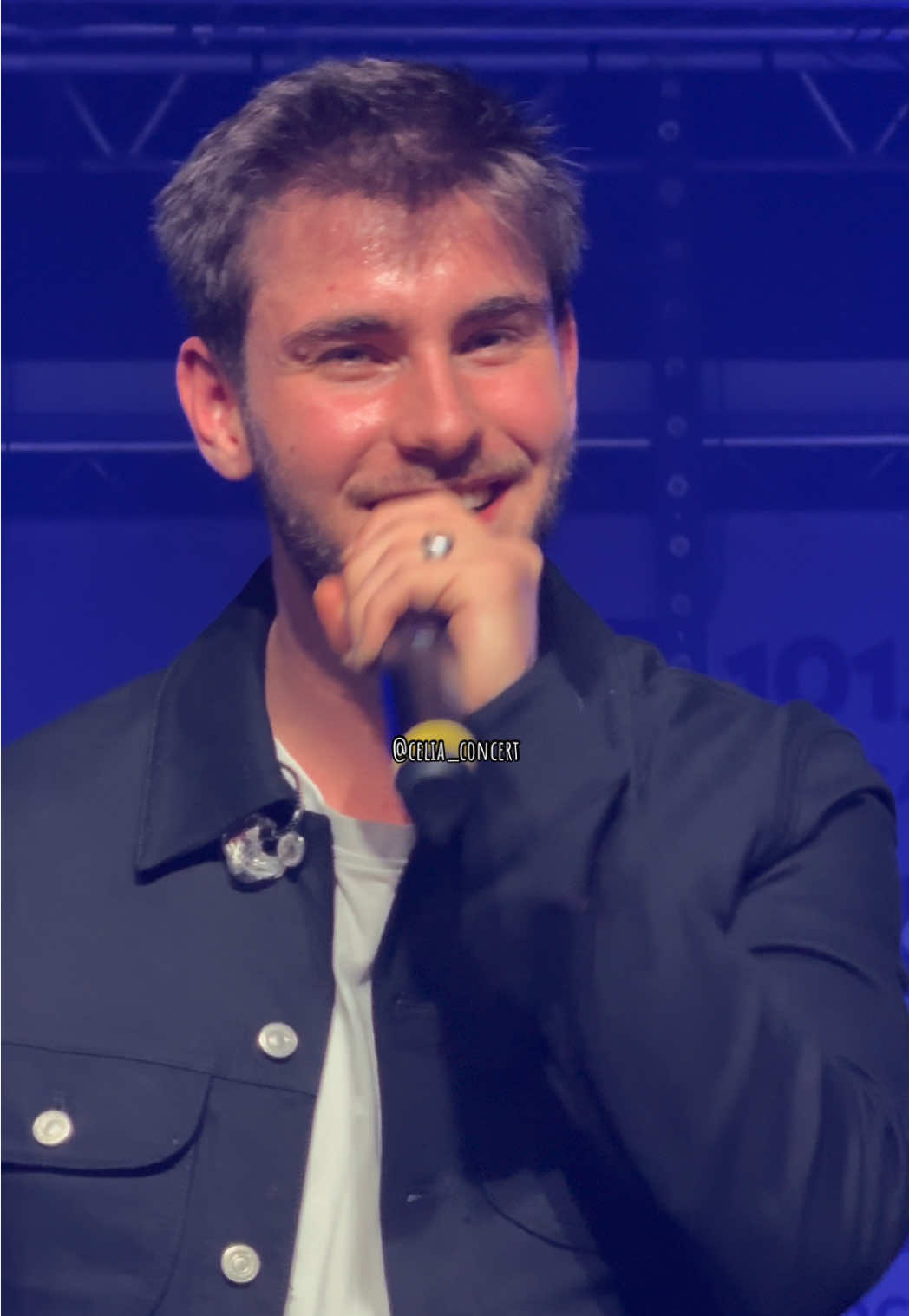 On a gagné 🎉  De base, @Julien Lieb ne devait pas faire « naufragé » hier soir, mais après une grosse demande de son public, il nous en a offert le refrain acapella 🥹⚓️🤍 📍 K6FM à Genlis le 17/10  #julien #julienlieb 
