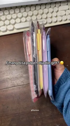 Pas banget bentar lagi hari guru ✨❤️, bisa kamu save dulu yaahh atau mau order skrg biar kebagian juga bisa silakaaann ✨🫶🏼 . Tanya” dulu boleh chat yah kak say ✨ . #kadohariguru #hariguru #hadiahhariguru #souvenirhariguru #kadoresign