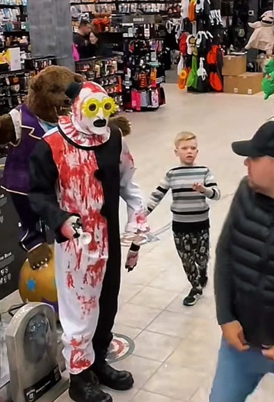 It’s a good job 😂#halloween #spookyseason #prank #scared #fyp 