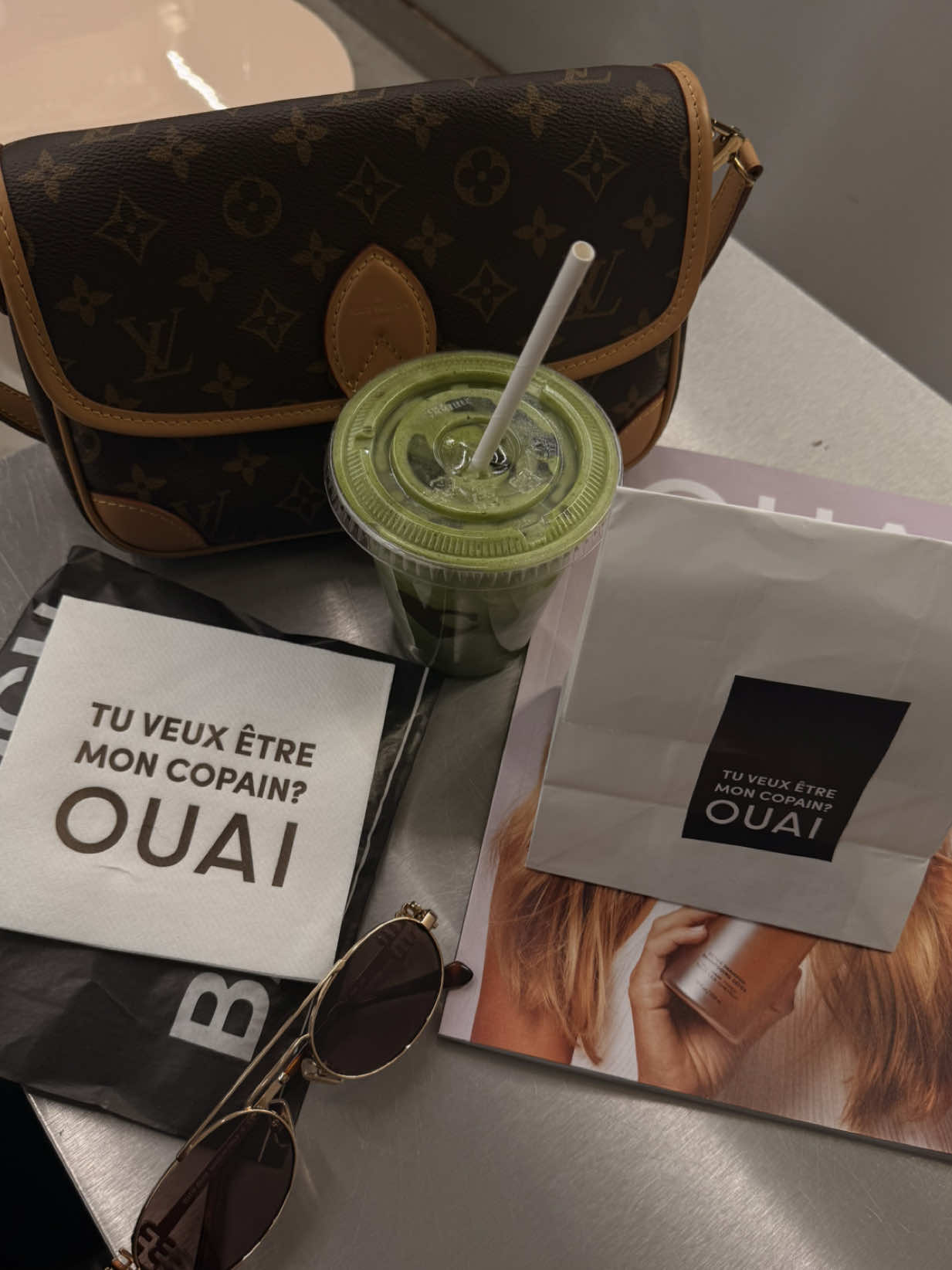 Petit vlog du pop-up @THE OUAI x @Copains 🍵🍪 🗓️17/10 et 18/10 : 8h-20h  📍Rue Montorgueil, Paris Un super moment avec une équipe adorable 🫶 J’ai pu découvrir leur matcha lavande (coup de cœur direct 💜) Et j’ai craqué pour les miniatures OUAI j’adore les petits formats, trop pratiques 😍 #popup #ouai #copainsparis #Vlog #ugccreator   
