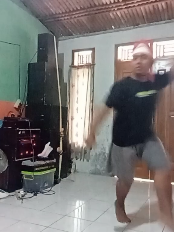 eling² model'e wong Purbalingga. apa wong ketitang kie ya😁😂#elingelingpurbalingga #hiburan #ebeg_banyumasan🐴🐴 #senikudakepang #trending #ikuttrend #follow #vilartiktok #viralvideo #mskberanda #fypシ #raifsoundsyatem #fyppppppppppppppppppppppp 