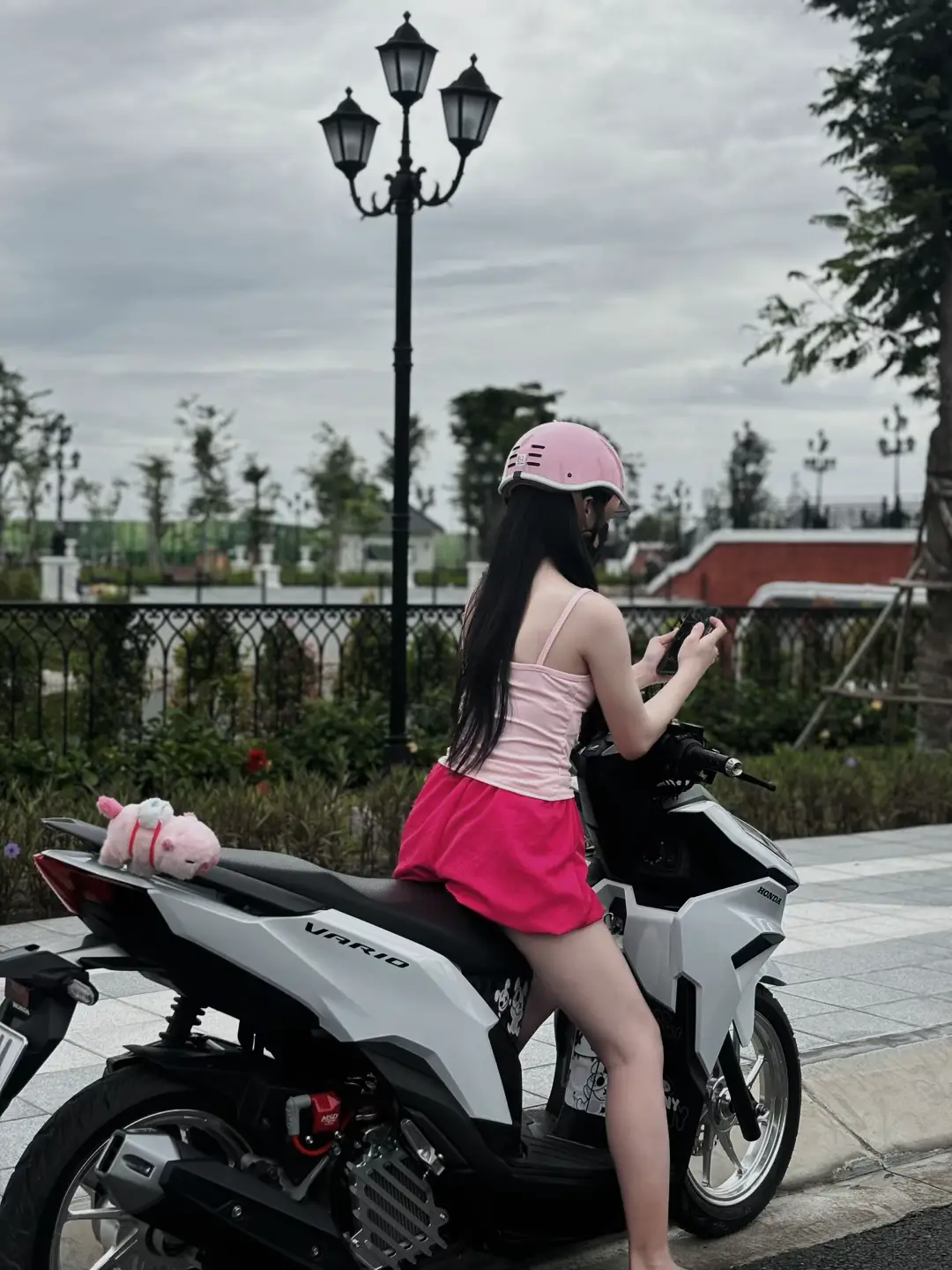 Chỉ cần người đó là anh, là người mà em chọn. Cho dù cuộc sống này có trở nên như thế nào, anh hãy nhớ đừng bỏ cuộc.  Em sẽ là người ở phía sau cổ vũ, động viên ủng hộ anh. Dù ngày hôm ấy của anh có tệ đến mức nào . Trời tối rồi, em hứa. Chắc chắn sẽ đợi anh về nhà….☺️#xuhuong#vario125#click125i#tinhyeu#xuhuongtiktok 