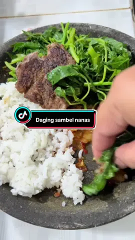 Ini sebenarnya steak daging apa daging goreng y,,, Tp ini enak lho 😂 Di cocol pakai sambel nenas 