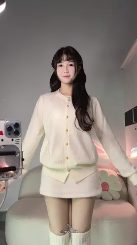 Trời mới se se lạnh thôi mà áo Cardigan này đã cháy hàng lắm rồi 🎄🎧🌷 #aocardigan #aolendetkim #aocadiganlen #aocardiganmong #aocardigannu #aolenmuathu #seoulife 