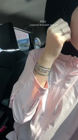 Yang suka pake gelang layered ini lucuuuuw dan yang pasti anti air & pasti awett 🤭🫶🏻 #bracelet #doublelayerbracelet 