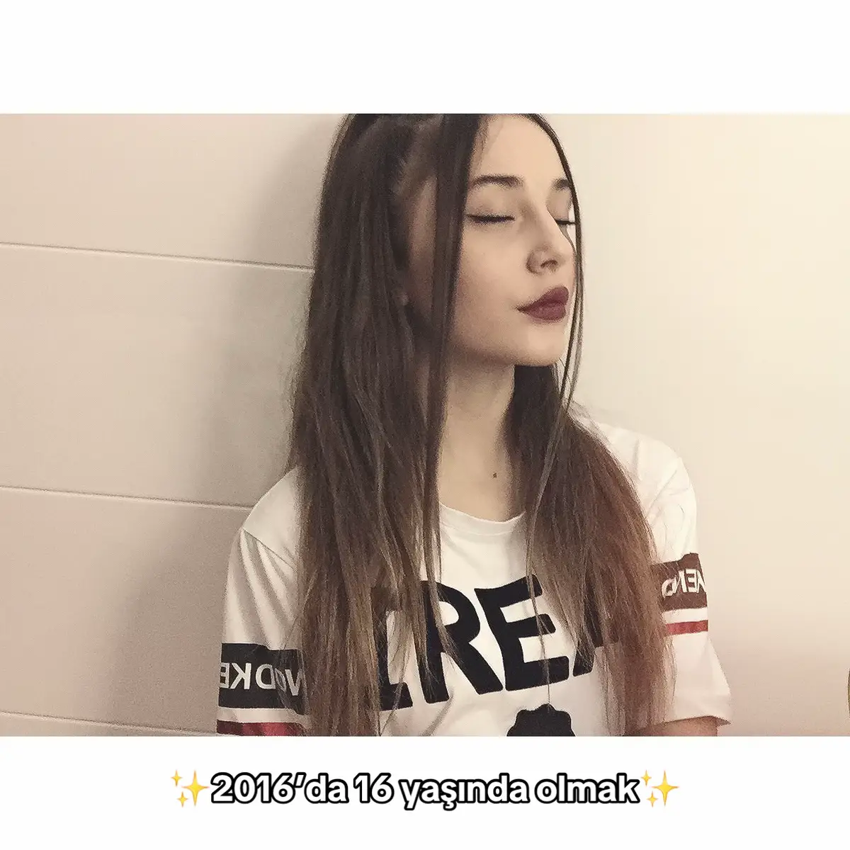 2016’da geçirdiğim ağır ergenliğimle bu akımdan geri kalmamalıydım🥶  #2016  #2016vibes #teenage #highschool #fypage 