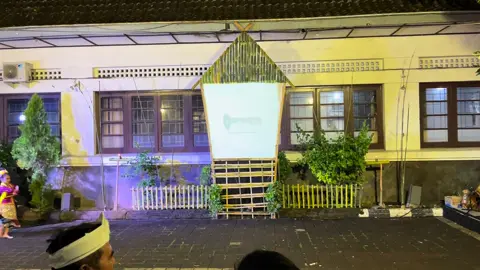Memperingati hari kebudayaan nasional 2025 🥳🥳🥳 HAJAT BURUAN ✨✨ bersama langit alit live gamelan ronggeng sadunya ,best suara emas nyaa teh @puputyuniealva niccc ,maap yg satu nyaa kurang tau hihi 🙏🫰d halaman kantor disparbudpora kab sumedang ✨🫶#masyaallahtabarakkallah #disparbudporasumedang #sonasoniart #masukberandafyp #fyp 