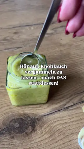 So einfach rettest du deinen Knoblauch - und pimpst jedes Gericht in Sekunden. Olivenöl, Salz, Liebe. Mehr braucht's nicht. #homemade #fyp #hack #küchenhack #foodhack #rezepte #knoblauch