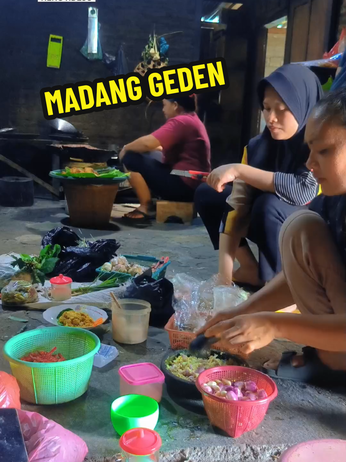 Tradisi ngundang tonggo teparo kon ngewangi masak pas duwe gawe, iki tondo nek ilmu pelajaran PPKN iseh berlaku neng ndeso Nek neng daerahmu piye lur...?? #inspirasigunungkidul #gunungkidul #suasanapedesaan #kampunghalaman 