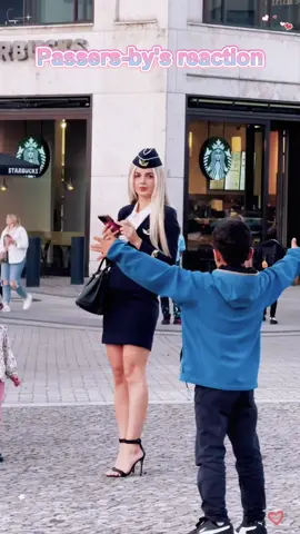 When flight attendants appear in shopping malls and streets, they give the best attention #foryou #reactions #stewardess #losangeles #Tiktok
