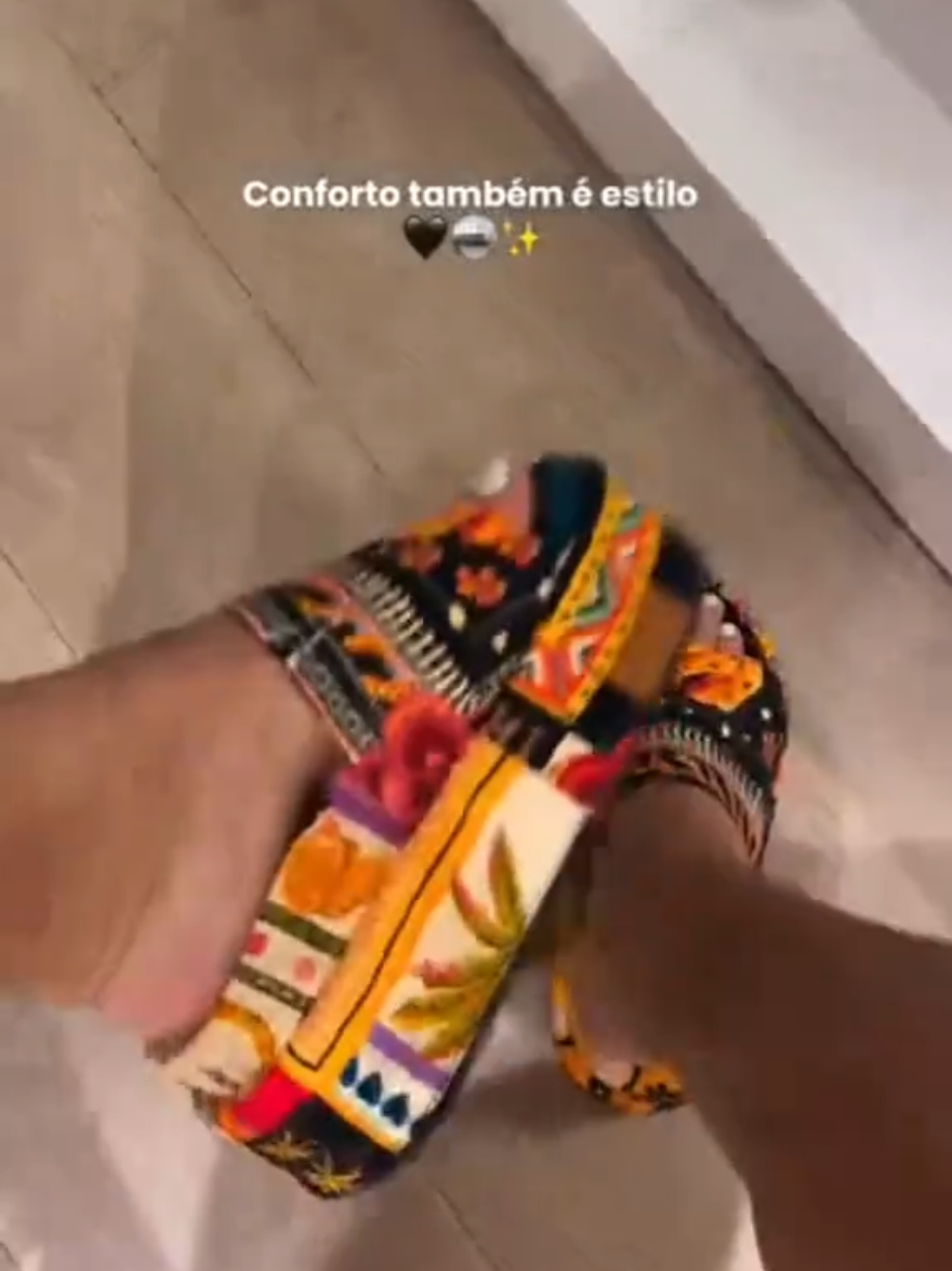 EU TÔ APAIXONADA 😍✨ essa sandália é a cara do verão — estilosa, confortável e com uma vibe Farm que a gente ama! 🌈💖 #LookDoDia #Tendência2025 #fy #acheinashopee #farm 