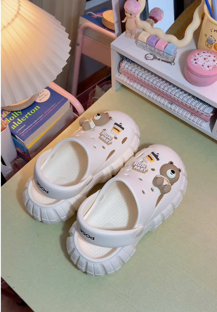 besties, look at this pair of pioneer clogs from Pose ~ isn't is so cute? comes with the cute decors too!! Perfect for errands during rainy days or just casual events! Adds height to short girlies like me!! #pose #clogs #pioneerclogs #slippers #poseclogs   