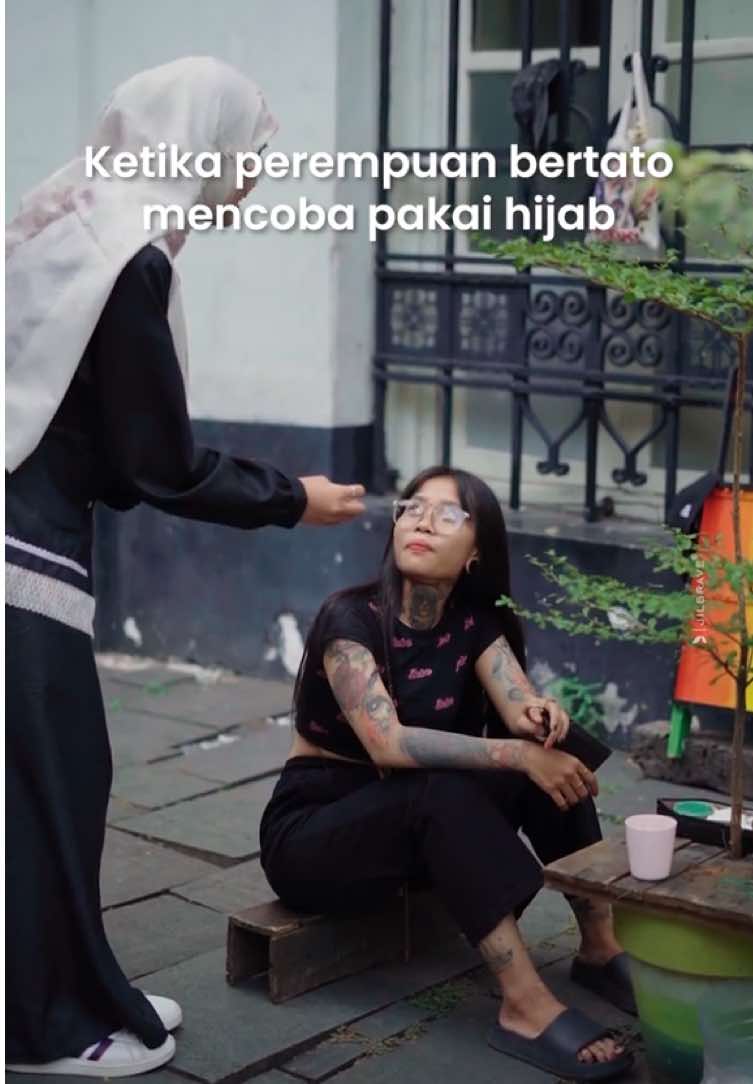 Setiap kita punya cerita perjalanan. Ada luka, ada jarak, ada pandangan yang tak selalu dimengerti. Tapi hari itu, kakak ini memilih untuk tetap berani, melangkah jadi versi lebih baik 🤍 Karena percayalah, Allah selalu bukakan jalan bagi kita untuk terus tumbuh 🌷 Be Better, Be Braver. #jilbrave #makeover #ceritajilbrave 
