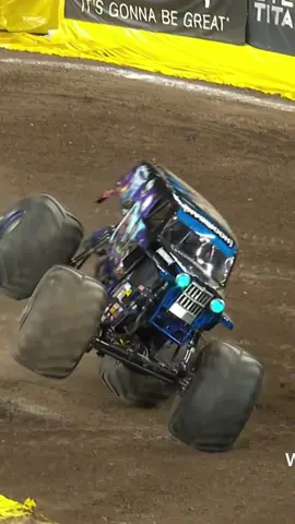 Exciting monster truck racing #monstertruck #monsterjam #skill #gravedigger #crazy 