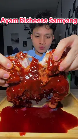 Makan ayam richeese satu ekor plus saus samyang….  bener bener bikin jontor yah wkwkw pedes banget!!!  #mukbang #spicychicken #richeeseflyingchicken #ayamricheese #kulinerindonesia 