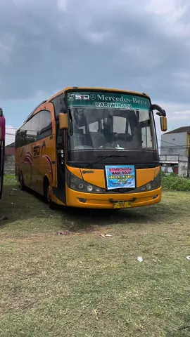 Mengabadikan Unit Spesial Marcopolo dengan Pinteng/Pintu Tengahnya🤩 dari Po Seven Dream😎🤘🏻 #sevendreambus #marcopolobus #adiputrokaroseri #singleglassbus #bisklasik 