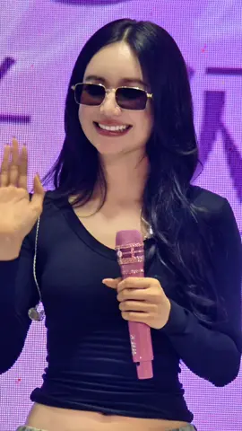 妈咪说感谢大家来到见面会现场 #junenannirin #enjoyjune  @Junenannirin 