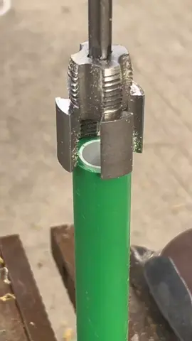 Transforme qualquer reparo em um trabalho profissional em segundos! ⚙️🔥 #ferramenta #reparo #encanador #instalação #tubos     