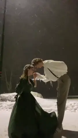 tag someone who you’d do this with ☃️ 🖤 #snowman #snowmanchallenge #christmas #winter #dance  [Fair use]: Full credit to creators: @mariajuterud @milaryabytska @mlbg.ansty @bidamlaaaaa @uniisell