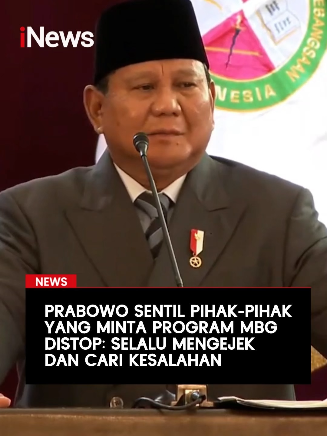 Presiden Prabowo Subianto menyindir pihak yang sering nyinyir terkait kasus keracunan makan bergizi gratis (MBG). Menurutnya, mereka selalu membesar-besarkan kasus tersebut dan meminta agar MBG dihentikan.  Prabowo mengakui pada dasarnya tidak ada program yang sempurna. Namun, masalah tersebut baginya tidak perlu digembar-gembor hingga dituntut untuk dihentikan. #Prabowo #PresidenRI #MBG #BeritaHariIni #iNews