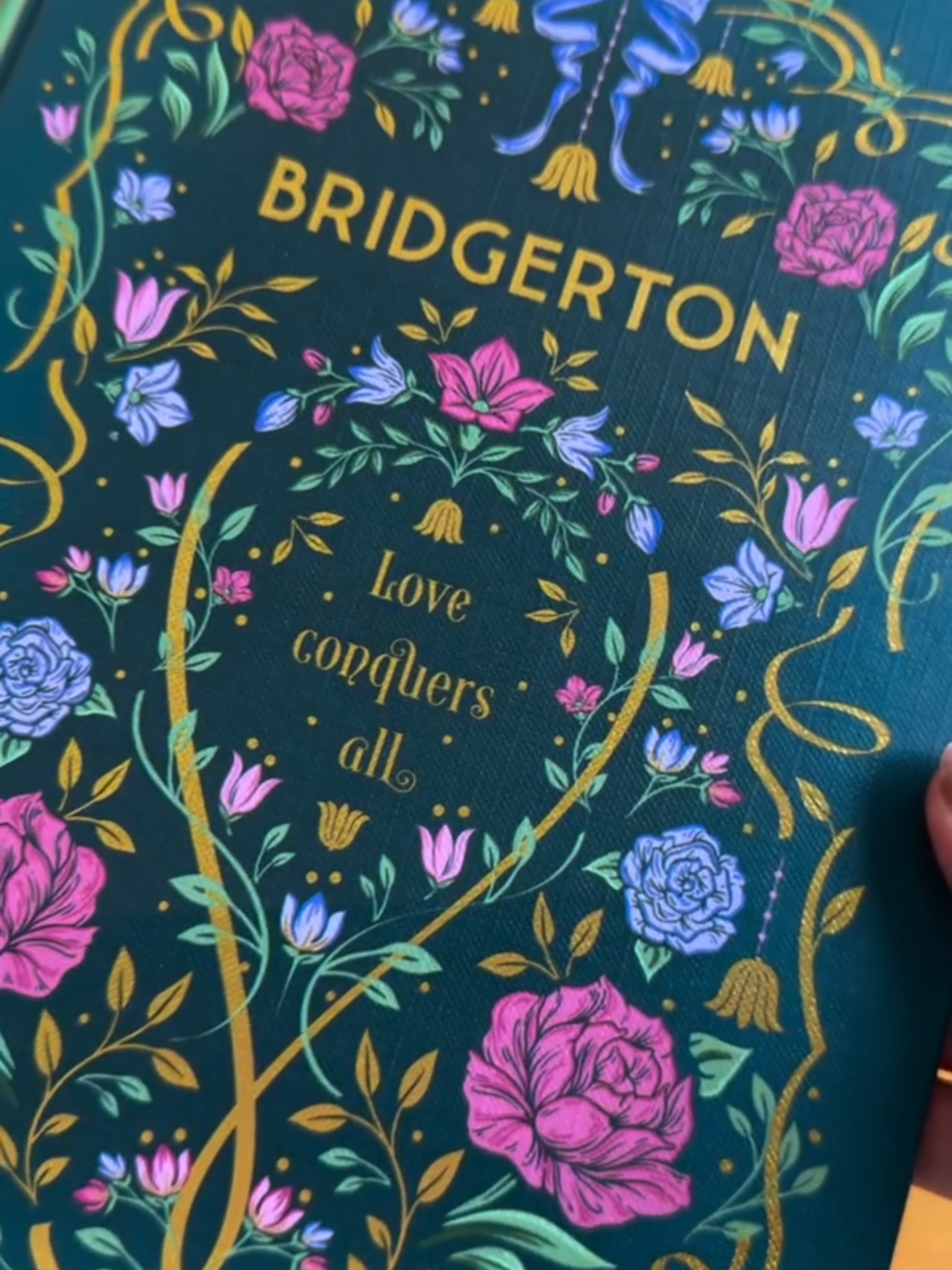 Caderno Bridgerton 👑  Disponível com 80 folhas por R$49,90 ou com 160 folhas por R$79,90 no nosso site ou lojas físicas ❤️ 👉🏻 COMPRA SEGURA | www.meupoa.com.br 🛒 use o cupom: APP5 na sua primeira compra no nosso aplicativo oficial Meu Poá 🩷 💌  FRETE GRÁTIS para todo Brasil, consulte sua região 🤑 ganhe CASHBACK em todas as compras #papelaria #papelariaonline #papelariacriativa #papelariafofa #papelariakawaii #materialescolar #asmr