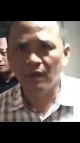 Empat Polisi Medan Dipatsuskan . . . Empat anggota Satreskrim Polrestabes Medan dijatuhi sanksi penempatan di tempat khusus (patsus) karena melakukan salah tangkap terhadap Ketua DPD NasDem Sumut, Iskandar. Penahanan dilakukan setelah pemeriksaan internal oleh Bid Propam Polda Sumut sejak Kamis (16/10). Kabid Humas Polda Sumut Kombes Ferry Walintukan membenarkan penindakan tersebut dan menyebut empat personel masih diperiksa intensif. Keempat polisi itu berinisial Ipda J, Aiptu JP, Aiptu AS, dan Briptu ES, yang semuanya bertugas di Unit Pidum Satreskrim Polrestabes Medan. Insiden salah tangkap terjadi di Bandara Kualanamu pada Rabu (15/10) malam saat polisi menangani kasus scamming dan judi daring. Polisi semula mencari pelaku bernama Iskandar, namun yang diamankan ternyata Ketua NasDem Sumut dengan nama sama. Iskandar sempat dipaksa keluar dari pesawat Garuda Indonesia yang hendak lepas landas oleh petugas Avsec dan kru atas permintaan polisi. Otoritas Bandara Kualanamu mengonfirmasi adanya permintaan polisi untuk menunda penerbangan karena dugaan tersangka di pesawat. . . . Video: Detik-detik kejadian salah tangkap Ketua NasDem Sumut oleh personel Polrestabes Medan di Bandara Kualanamu/Tribun News. Sumber info: AntaraSatu. #SalahTangkapMedan #PolisiDipatsuskan #NasDemSumut #PoldaSumut #PenegakanDisiplinPolri 