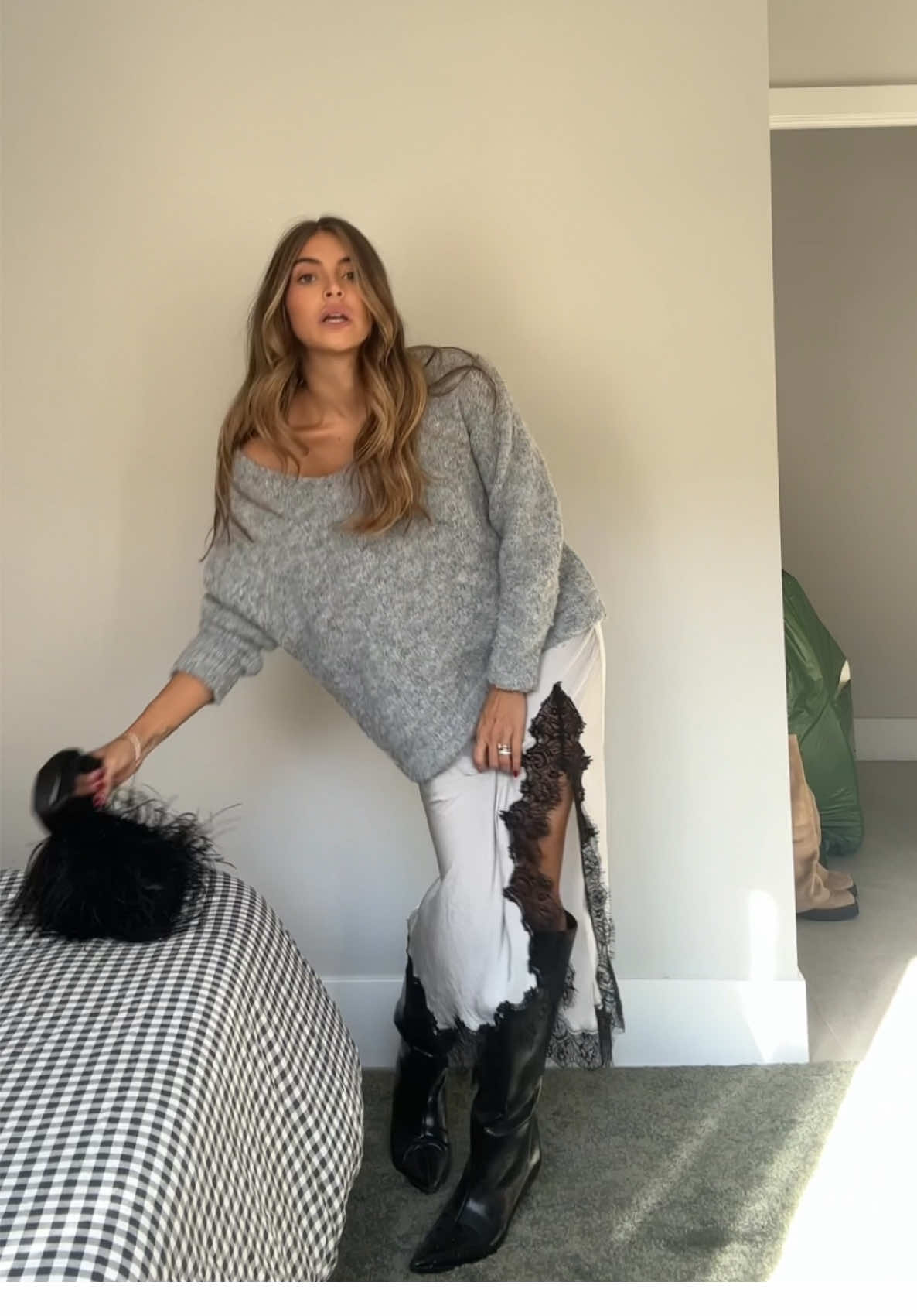 Questa gonna è il protagonista!! Un’altro piccolo Haul delle cose  gonna é che ho comprato da Zara ultimamente. Total look Zara tranne il maglione🖤 scrivetemi se volete codici   #OOTD #inspo #styling #layering #inspooutfits 